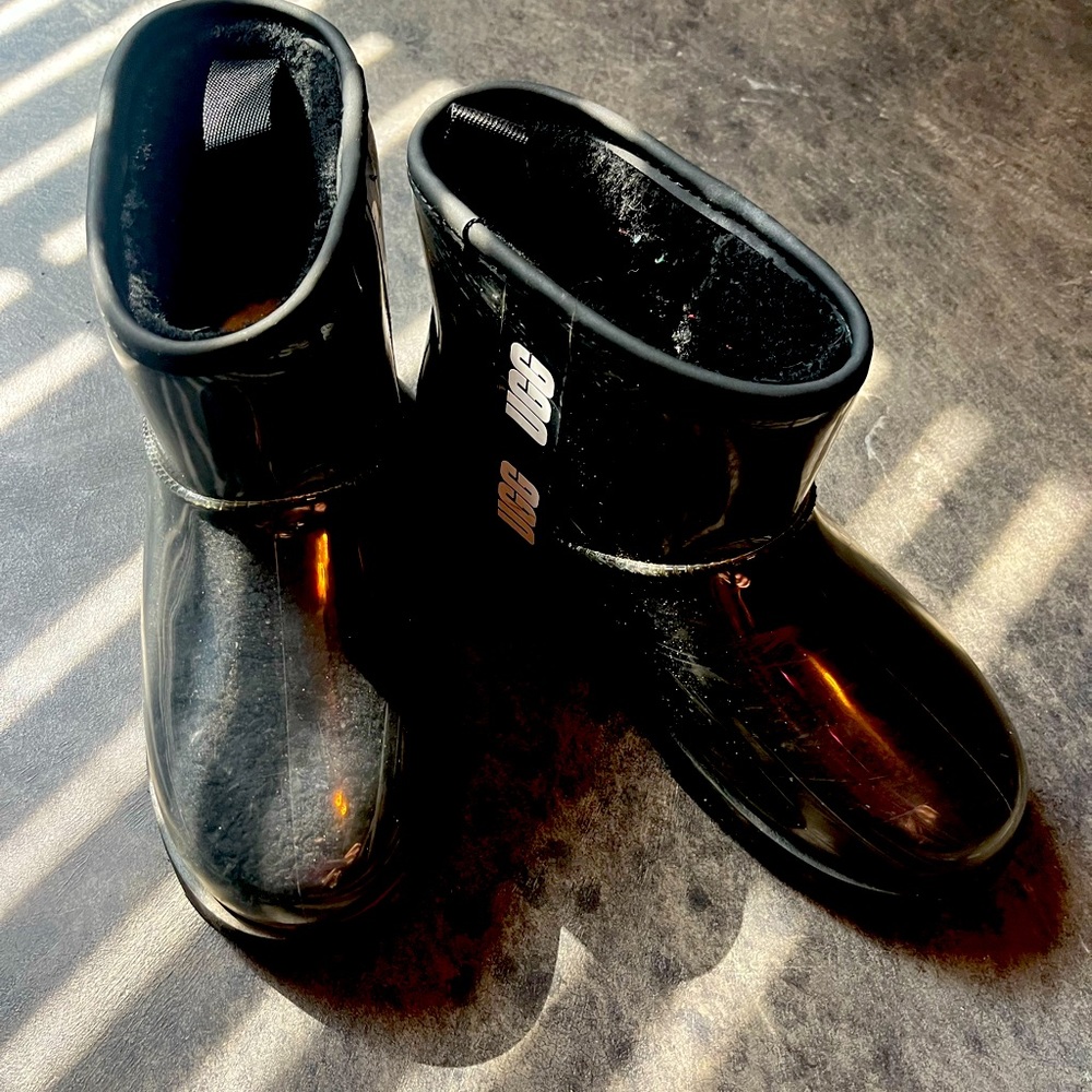 Size 6 women’s UGGs ((Wore Once)